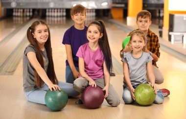 Bowling kulübünde topları olan mutlu çocuklar