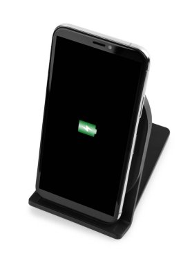 Kablosuz ped ile şarj cep telefonu beyaz üzerinde izole
