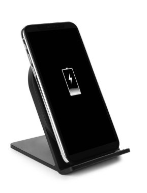 Kablosuz ped ile şarj cep telefonu beyaz üzerinde izole