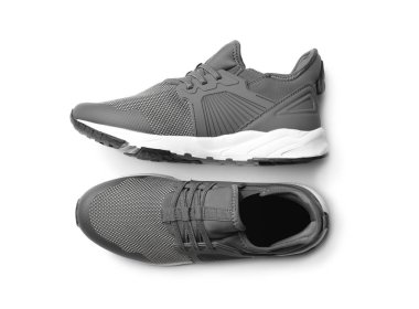 Beyaz arka planda bir çift şık ayakkabı, üst görünüm