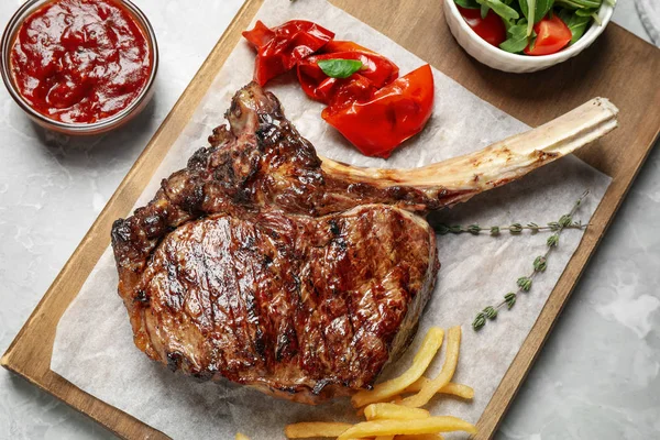 Heerlijke Gegrilde Ribeye Steak Geserveerd Lichtgrijze Marmeren Tafel Plat Gelegd — Stockfoto