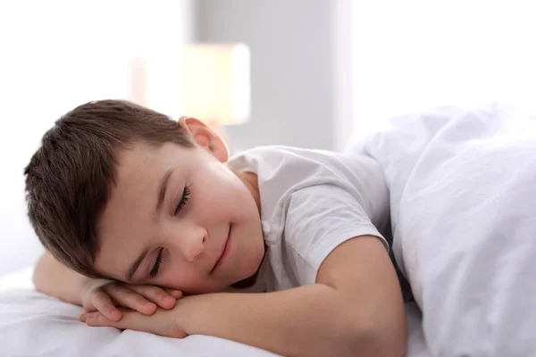 かわいい男の子が家で寝ている。就寝時間 — ストック写真