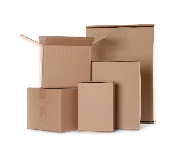 Muitas caixas de papelão diferentes isoladas em branco — Fotografia de Stock