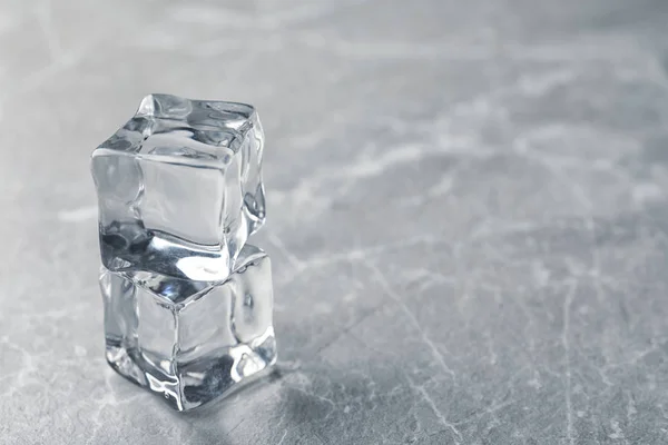 Cubos Hielo Cristalinos Sobre Mesa Gris Espacio Para Texto —  Fotos de Stock