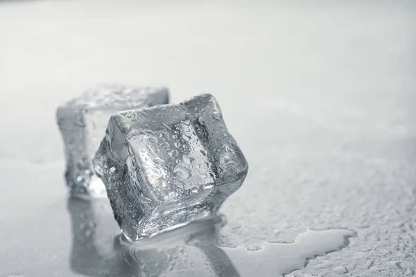 Cubi Ghiaccio Cristallini Con Gocce Acqua Sul Tavolo Grigio Primo — Foto Stock