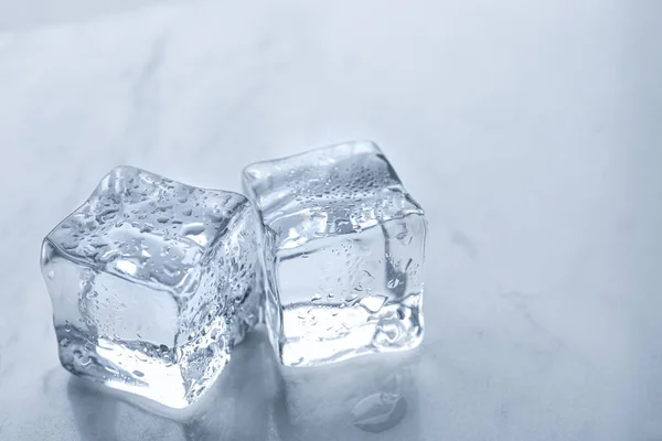 Kristallklare Eiswürfel Mit Wassertropfen Auf Hellem Tisch Nahaufnahme — Stockfoto