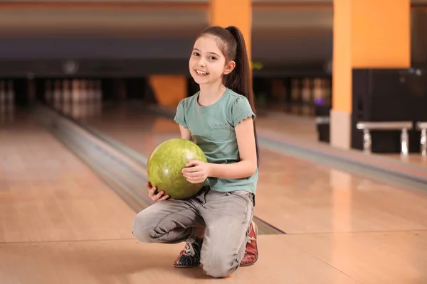 Mała Dziewczynka Piłką Bowling Club — Zdjęcie stockowe