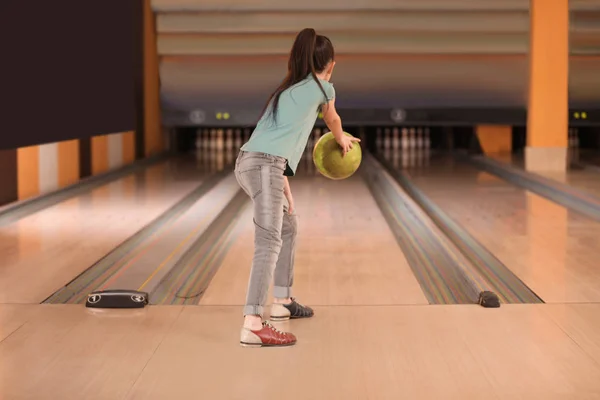 Little Girl Throwing Ball Bowling Club — 스톡 사진