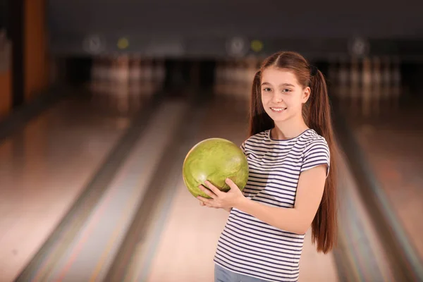 Preteen Girl Avec Balle Bowling Club Espace Pour Texte — Photo