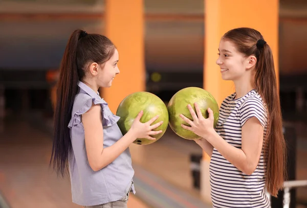 Šťastné Dívky Míčky Bowlingovém Klubu — Stock fotografie