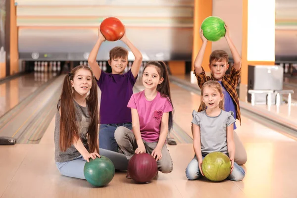 Glada Barn Med Bollar Bowlingklubben — Stockfoto