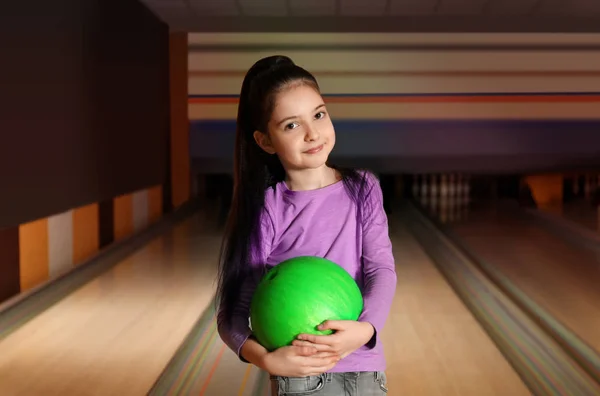 Bowling Kulübünde Topu Ile Küçük Kız — Stok fotoğraf