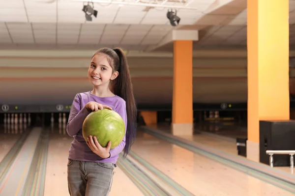 Bowling Kulübünde Topu Olan Küçük Bir Kız Metin Için Boşluk — Stok fotoğraf
