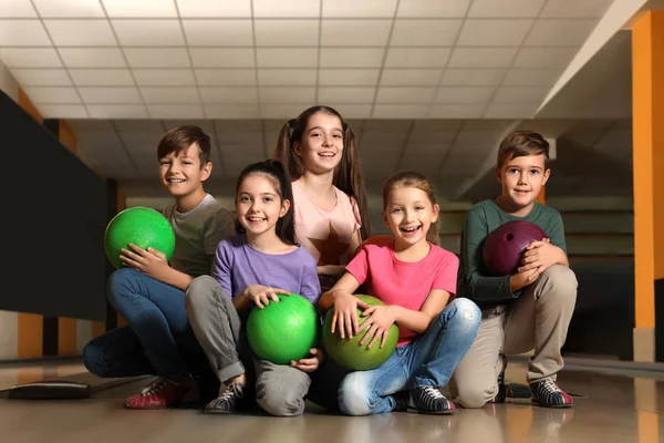 Crianças Felizes Com Bolas Clube Bowling — Fotografia de Stock