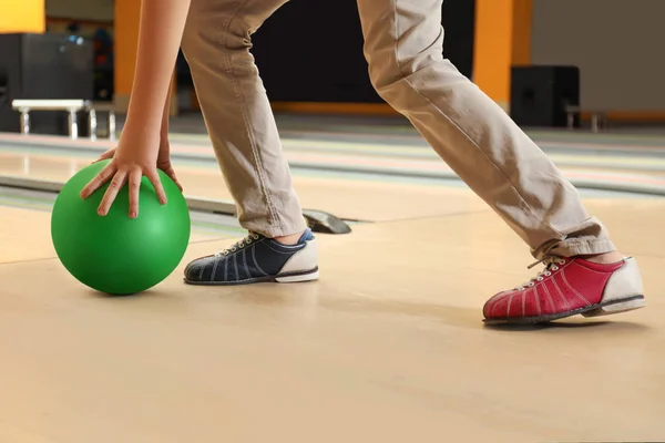 Niño Pequeño Lanzando Pelota Club Bolos Primer Plano — Foto de Stock