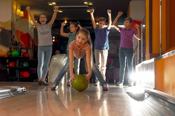 Chica Lanzando Pelota Pasar Tiempo Con Amigos Club Bolos — Foto de Stock