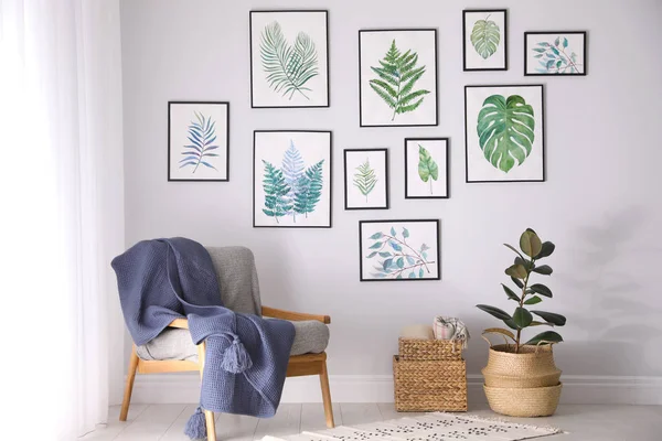 Belles peintures de feuilles tropicales sur mur blanc dans la vie — Photo