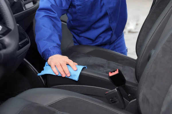 Lavado Coches Trabajador Limpieza Interior Del Automóvil Primer Plano —  Fotos de Stock