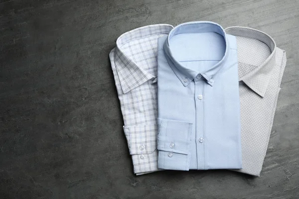 Camisas masculinas con estilo sobre fondo gris, planas — Foto de Stock