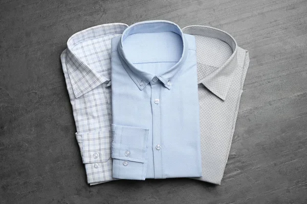 Camisas masculinas con estilo sobre fondo gris, planas — Foto de Stock