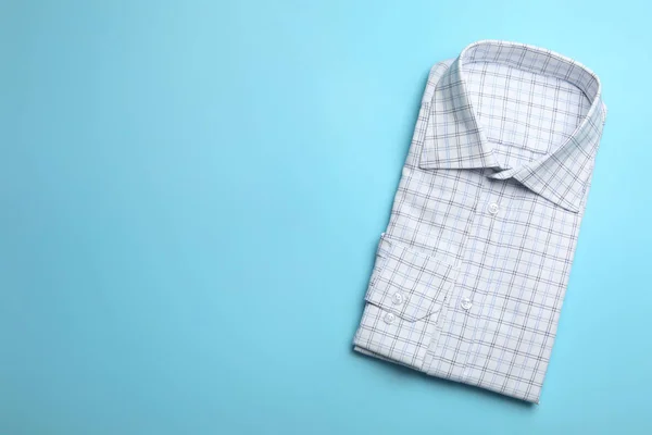 Camisa elegante masculina con patrón sobre fondo azul claro, parte superior vi — Foto de Stock