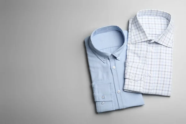 Camisas masculinas con estilo sobre fondo claro, planas. Espacio para tex — Foto de Stock