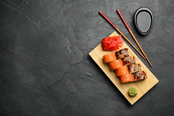 Deliciosos Rolos Sushi Mesa Cinza Escura Flat Lay Espaço Para — Fotografia de Stock