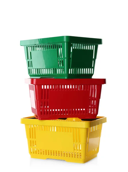 Beyaza izole edilmiş renkli plastik alışveriş sepetleri — Stok fotoğraf