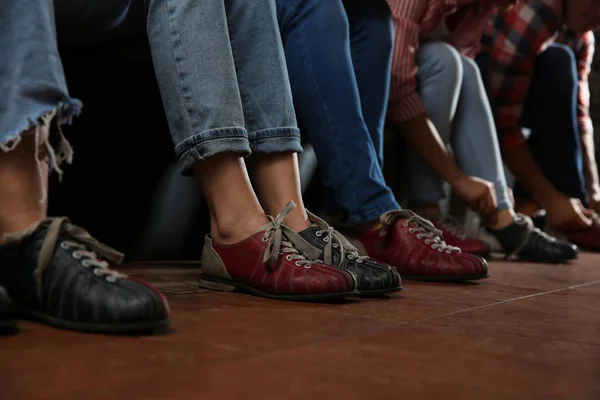 Amigos Poniéndose Zapatos Club Bolos Primer Plano Las Piernas — Foto de Stock