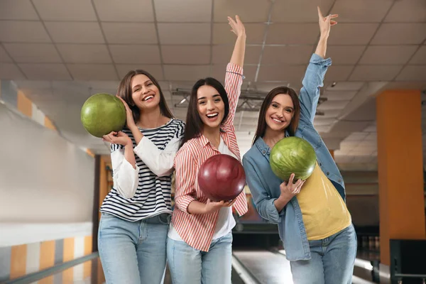 Grupo Jovens Mulheres Com Bolas Clube Boliche — Fotografia de Stock