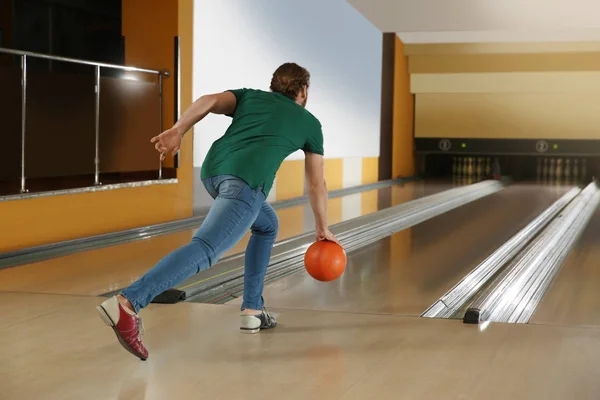 Giovane Uomo Che Lancia Palla Nel Bowling Club — Foto Stock