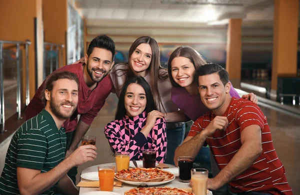 Grupo Amigos Com Bebidas Pizza Clube Bowling — Fotografia de Stock