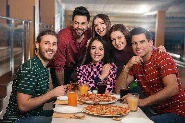 Group Friends Drinks Pizza Bowling Club — Stock Photo, Image