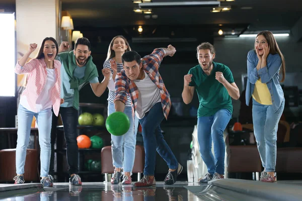 Man Kastar Boll Och Umgås Med Vänner Bowlingklubb — Stockfoto