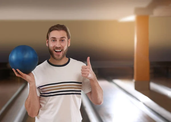 Joven Con Pelota Club Bolos Espacio Para Texto — Foto de Stock