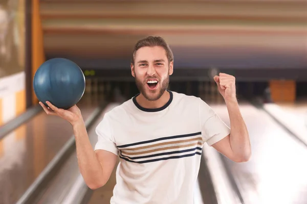 Joven con pelota en el club de bolos — Foto de Stock