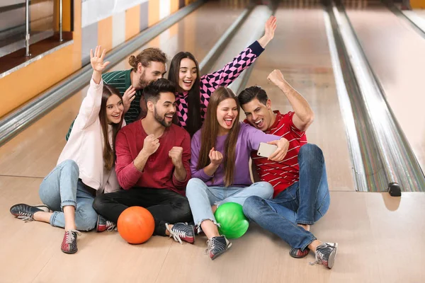 Grupp vänner som tar selfie i bowlingklubb — Stockfoto