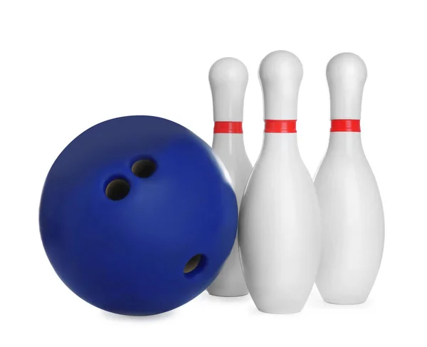 Blauwe bowlingbal en pinnen geïsoleerd op wit — Stockfoto