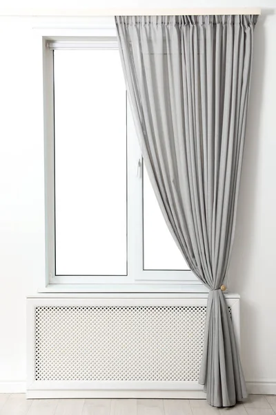 Jendela modern dengan tirai yang indah di kamar — Stok Foto