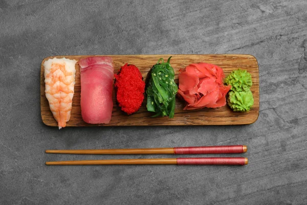 Conjunto Delicioso Sushi Mesa Cinza Flat Lay — Fotografia de Stock