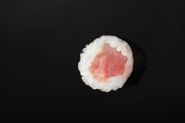 Sushi Rolle Mit Thunfisch Auf Schwarzem Hintergrund — Stockfoto