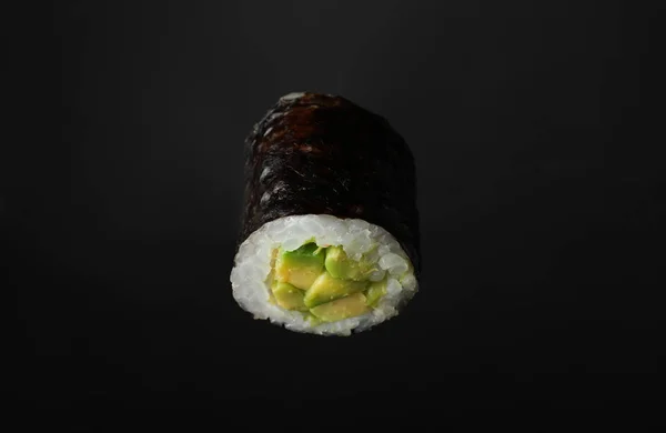 黒を基調としたアボカド入り寿司ロール — ストック写真