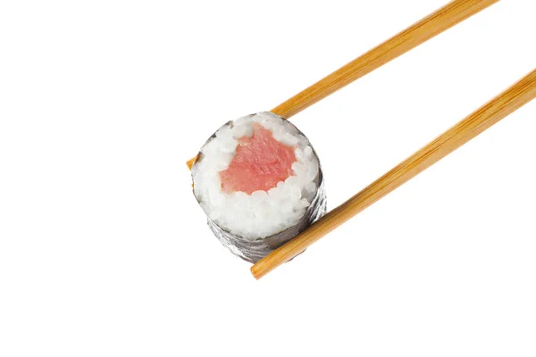 Köstliche Thunfisch-Sushi-Rolle auf weißem Hintergrund — Stockfoto