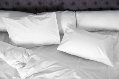 Yumuşak yastıklı yatak evde, üst tarafta.