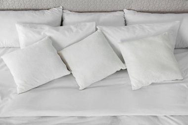 Yumuşak yastıklı yatak evde, üst tarafta.