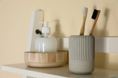 İçeride ışık duvarının yanında tuvalet malzemeleri olan raf ünitesi. Banyo. 