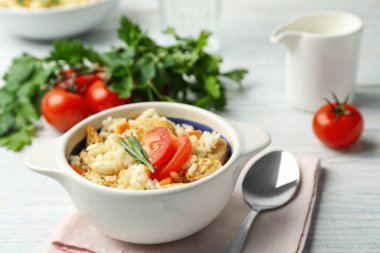 Masada servis edilen lezzetli tavuklu risotto.