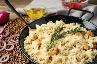Masada servis edilen leziz tavuklu risotto, yakın plan.