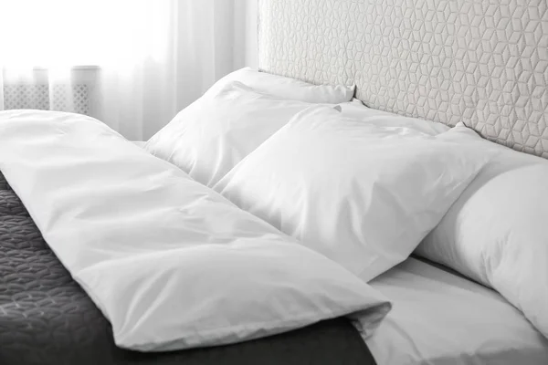 Letto con morbidi cuscini soffici a casa — Foto Stock