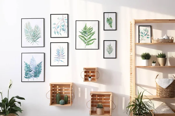 Schöne Gemälde von tropischen Blättern und Zimmerpflanzen im Raum — Stockfoto